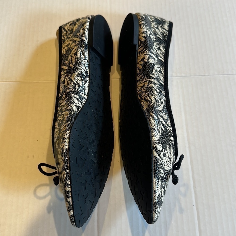 Tahari Blossom flat pointy shoe with bow in black and floral off white flowers - Picture 4 of 8